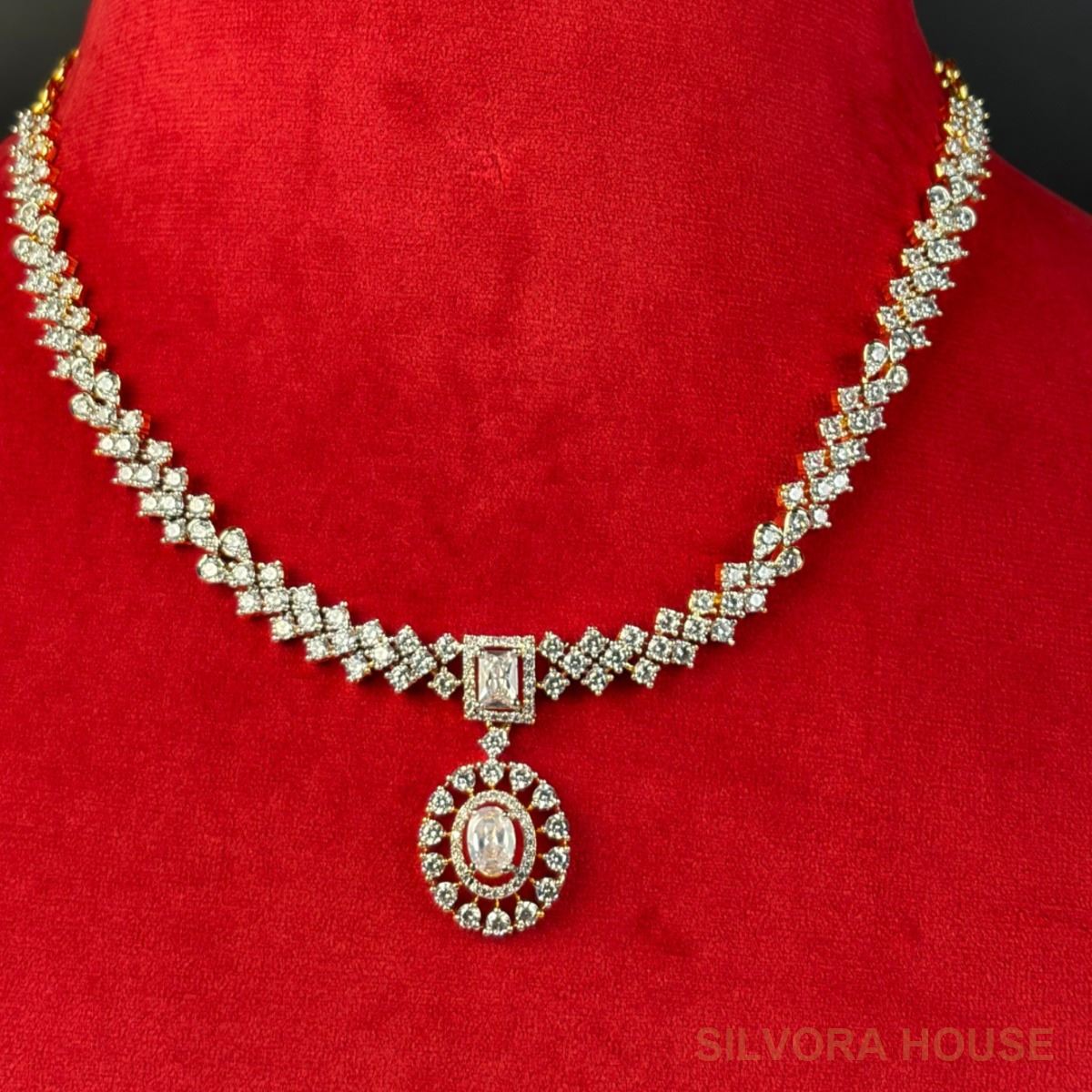 WHITE AD CHOKER